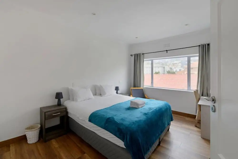 Charming 2-bed Sea Point Retreat Mountain Views, photo 5