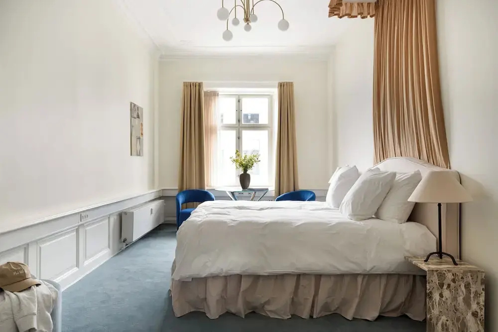 Royal Neighbors - 4 bedrooms - 2 bathrooms