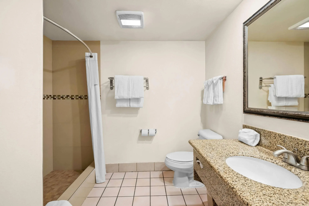 Howard Johnson by Wyndham Pasadena — photo 8