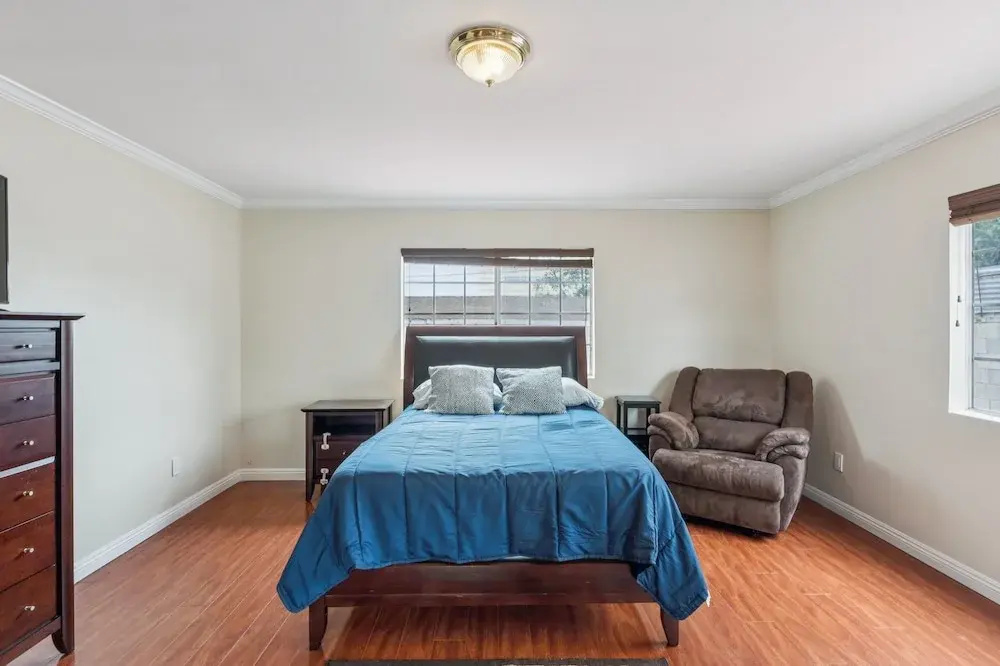 Russell House Near Hollywood & Griffith Park 3 Bedroom Home — photo 5