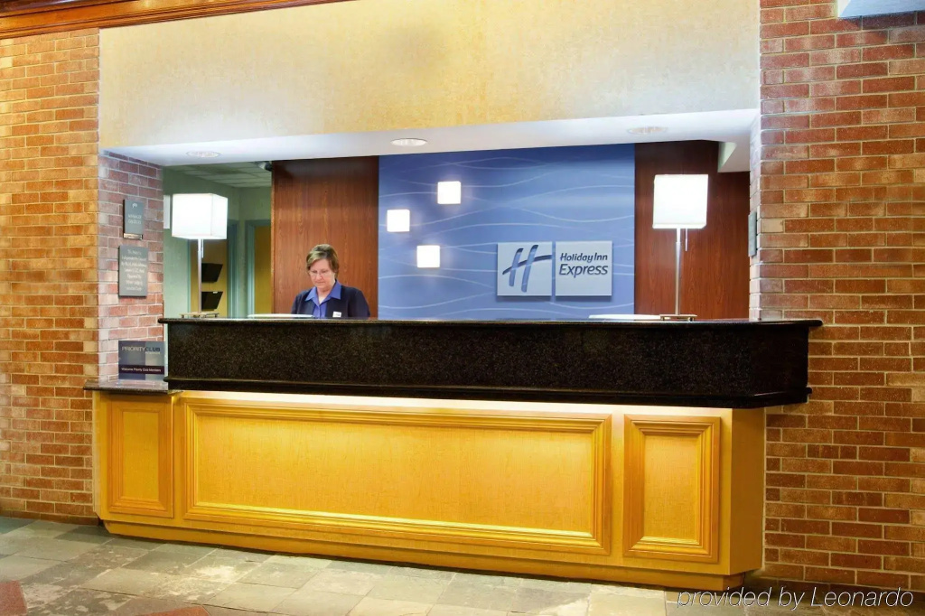 Holiday Inn Express Hotel & Suites Chicago-Midway Airport by IHG, photo 2