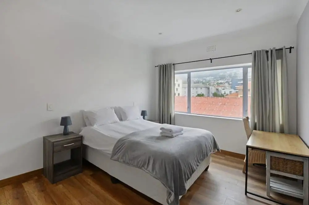 Charming 2-bed Sea Point Retreat Mountain Views, photo 2
