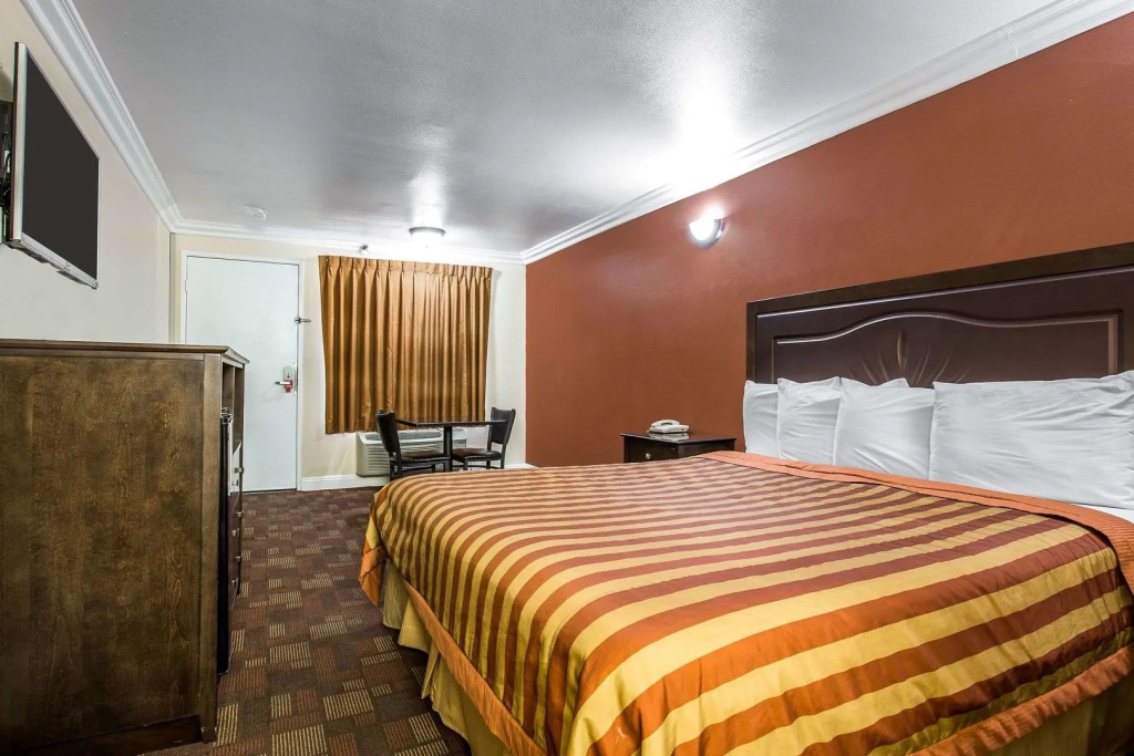 Pico Rivera Inn and Suites — photo 6