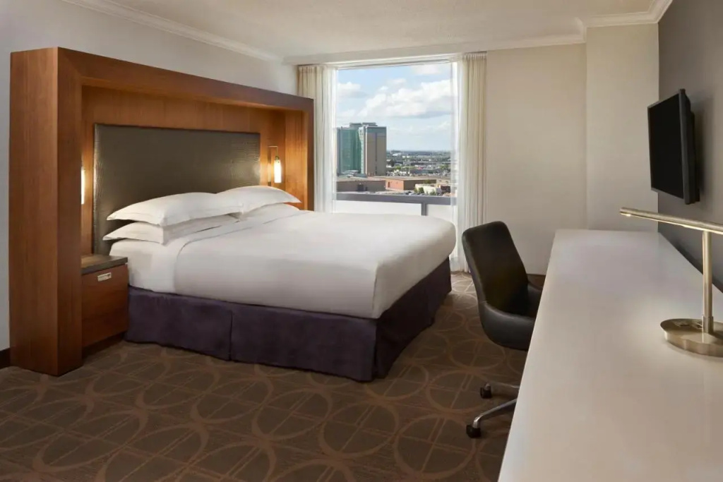 Hilton Toronto Airport Hotel & Suites, photo 2