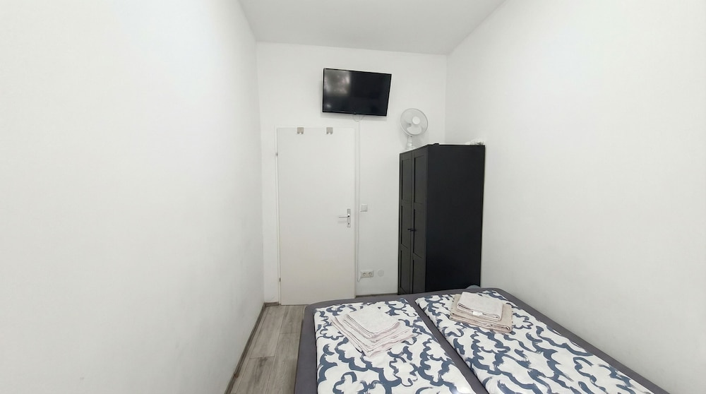 15 Min to Vienna Center - Affordable & Simple 5BR Apt with WIFI