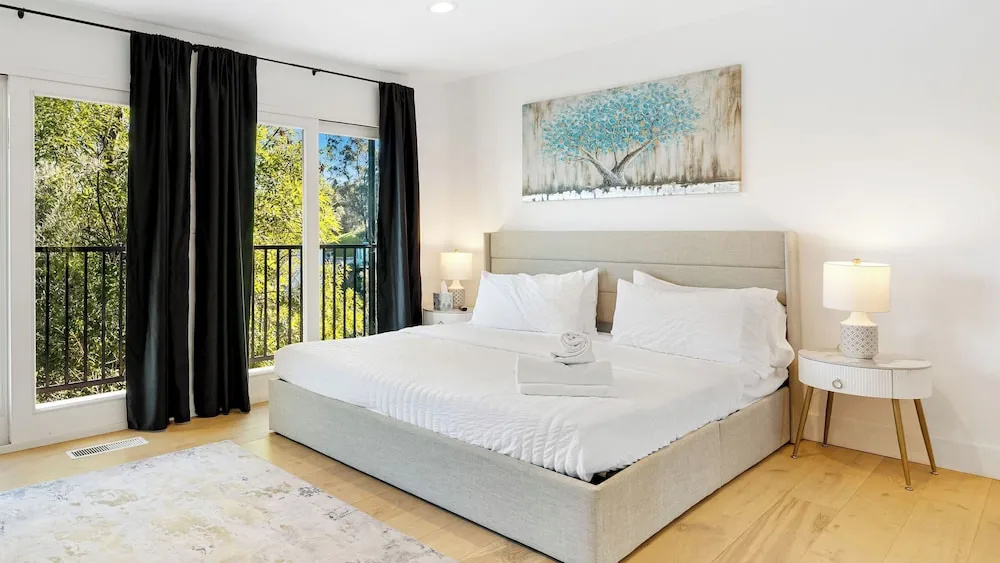 Scenic LA Stay Near Ventura Blvd With Deck, Games, Fireplace & Outdoor Dining Marmol Vista by Avantstay — photo 3