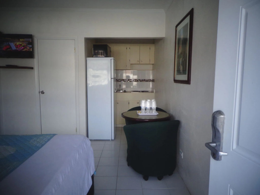 The Colony Club Inn & Suites — photo 6