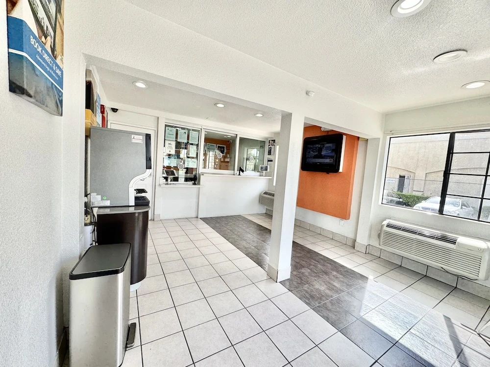 Studio 6 Suites – Bellflower, Ca  - Los Angeles — photo 2