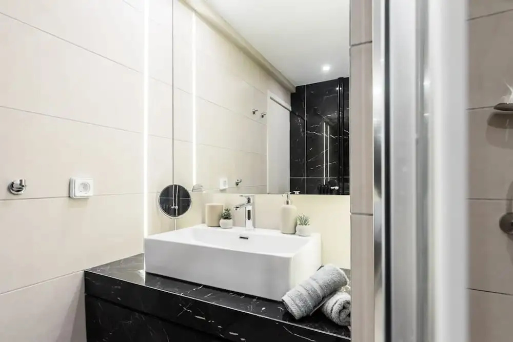 Spacious and Sunlit Seaside Flat — photo 7