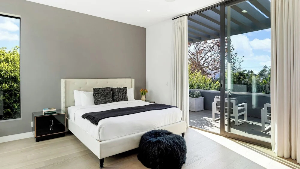 Private LA Retreat w/ Pool, Hot Tub & Fire Pit Near Melrose Ave The Martel House by Avantstay, photo 5