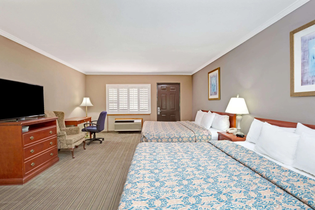 Days Inn by Wyndham West Covina, photo 3
