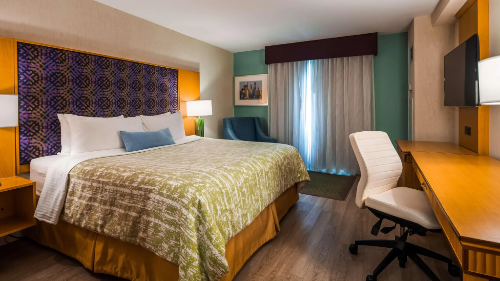 Best Western Premier Toronto Airport Carlingview Hotel — photo 7