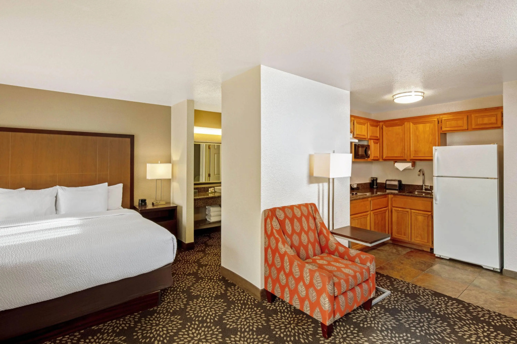 La Quinta Inn & Suites by Wyndham Las Vegas Red Rock — photo 6