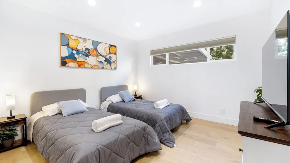 Scenic LA Stay Near Ventura Blvd With Deck, Games, Fireplace & Outdoor Dining Marmol Vista by Avantstay — photo 6