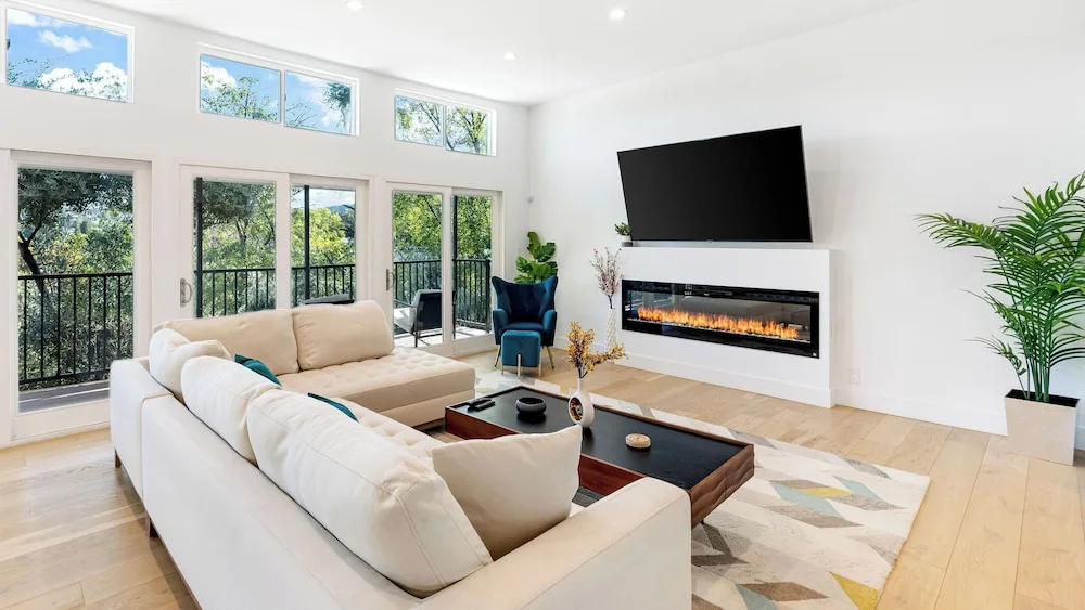 Scenic LA Stay Near Ventura Blvd With Deck, Games, Fireplace & Outdoor Dining Marmol Vista by Avantstay — photo 2
