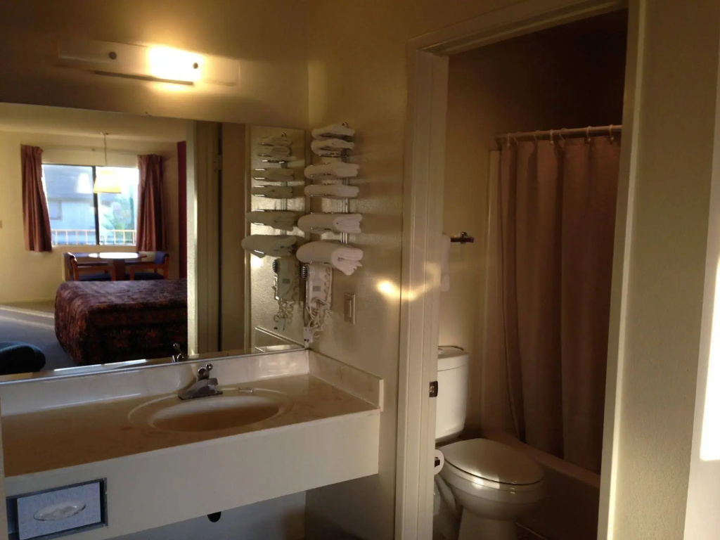Fullerton Inn - Near Medieval Times — photo 7