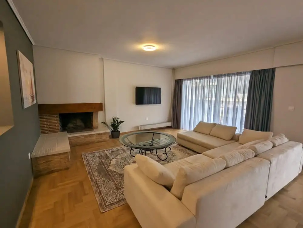 Spacious and Sunlit Seaside Flat — photo 3