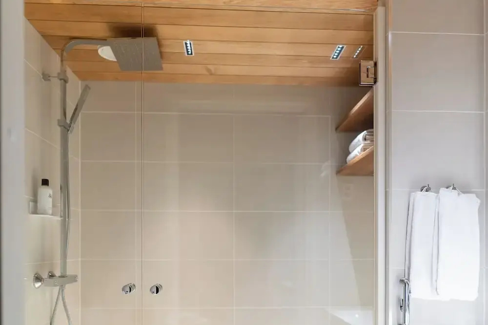 Luxurious 3-Br Apt with Balcony — photo 8