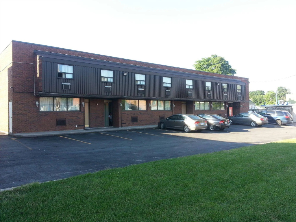Queensway Motel