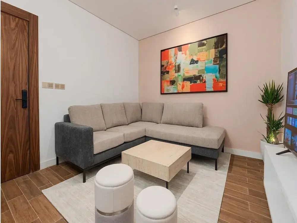 Stylish & Upscale Apartment in Almughrizat — photo 2