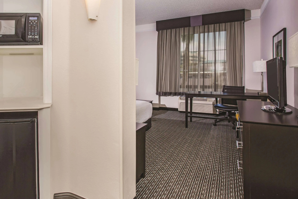 La Quinta Inn & Suites by Wyndham Las Vegas Summerlin Tech — photo 6