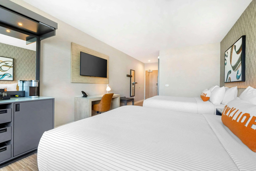 Cambria Hotel Burbank Airport — photo 7