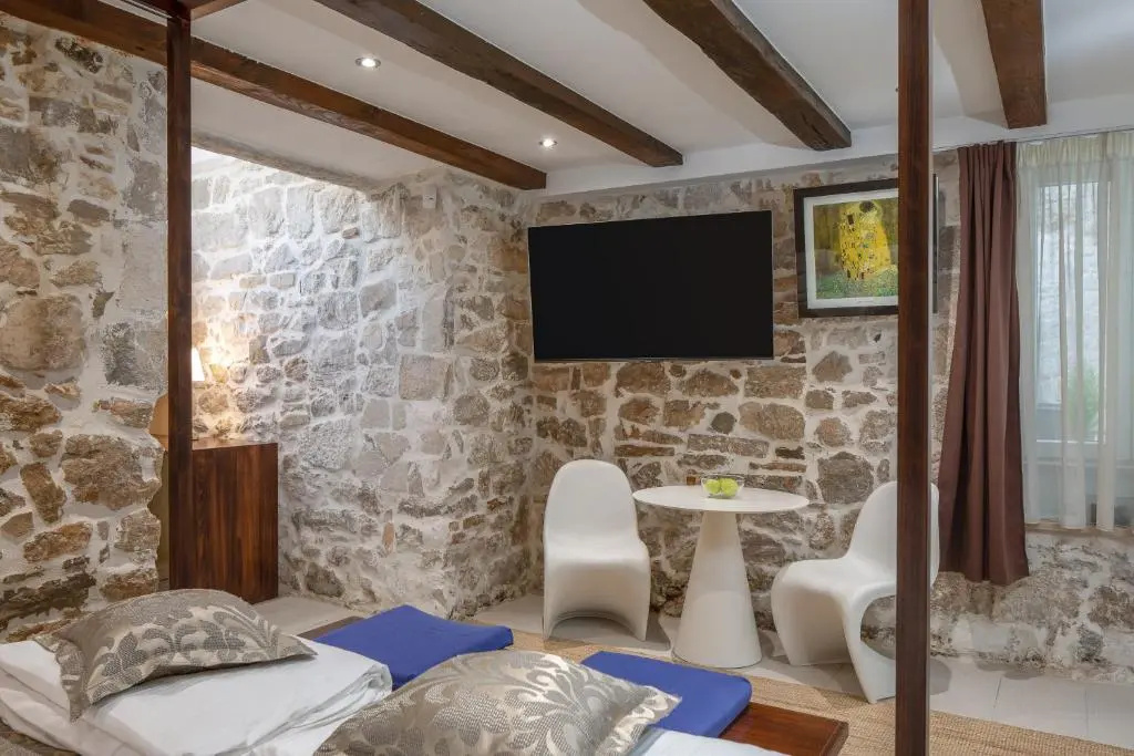 Awesome Stone House, photo 2