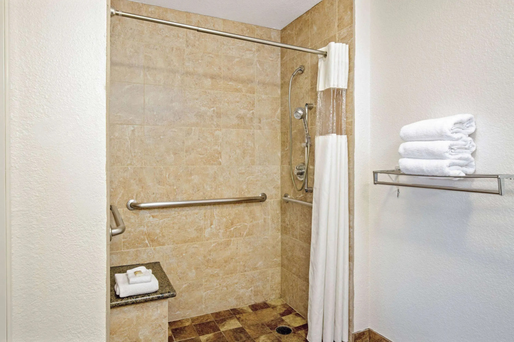La Quinta Inn & Suites by Wyndham Las Vegas Red Rock — photo 8