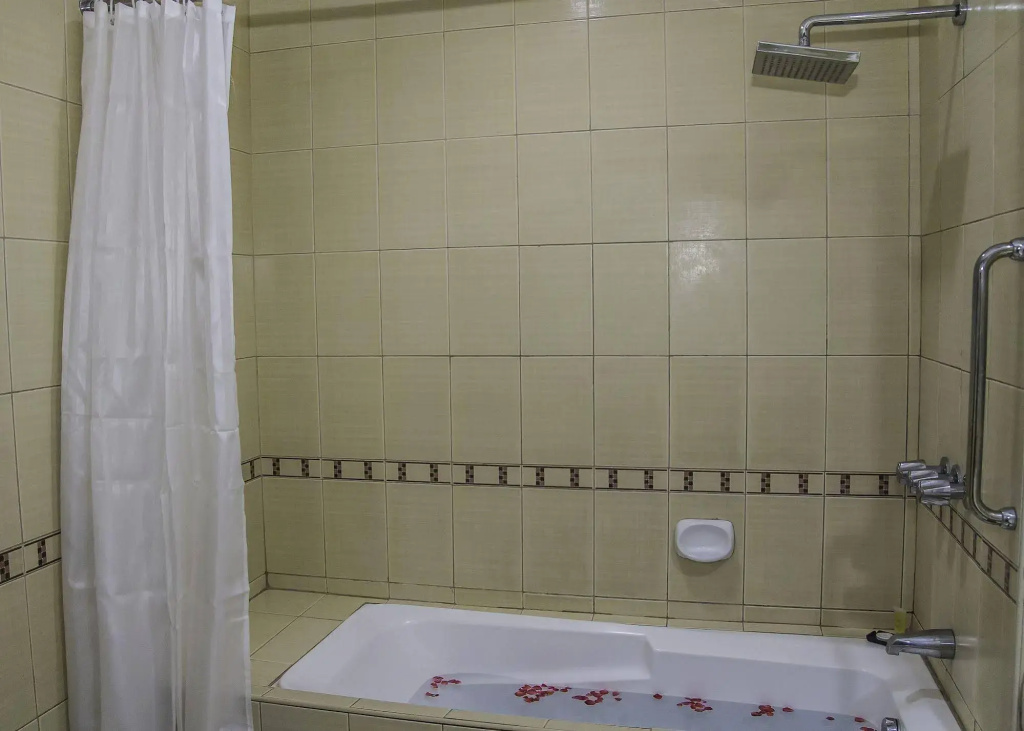 Golden Prince Hotel and Suites — photo 8