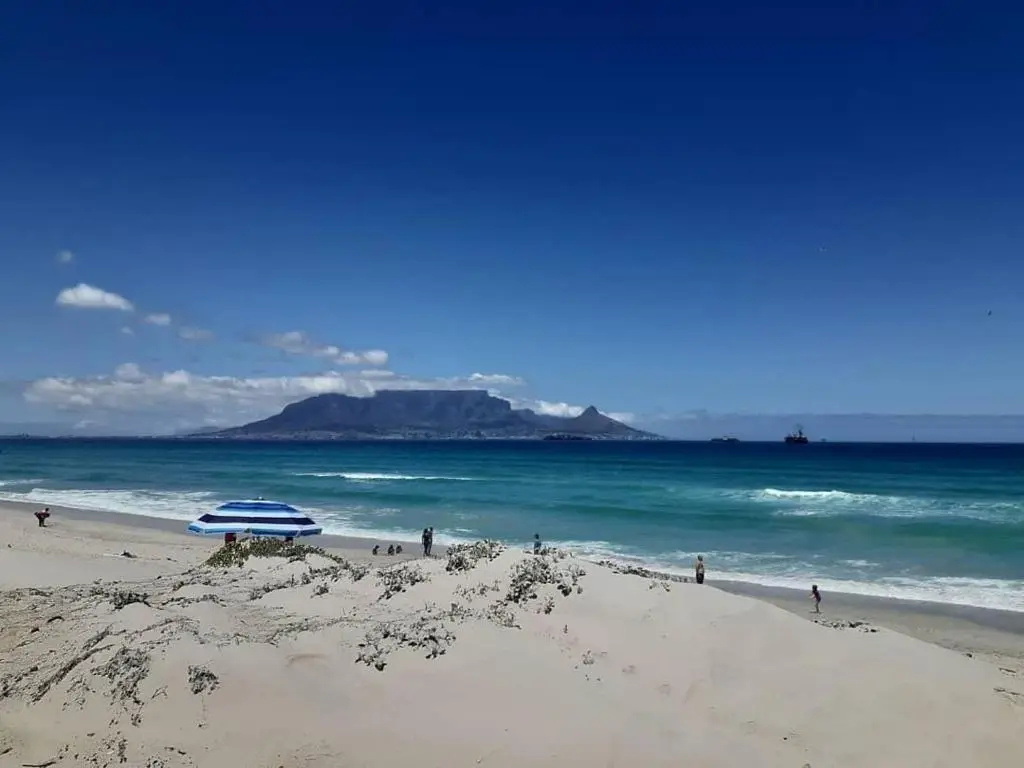 Infinity Self Catering Beachfront Apartment 302 — photo 2
