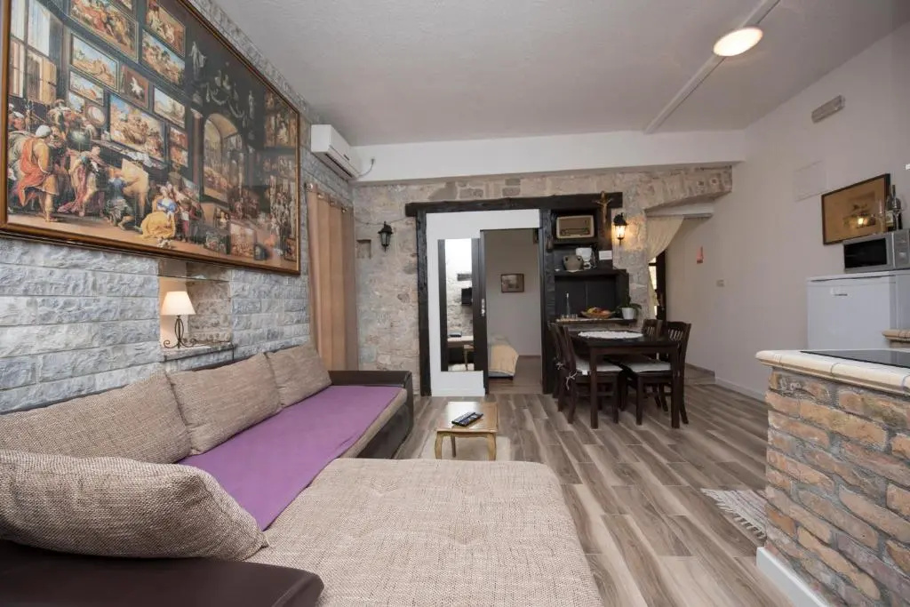 Elena Rooms, photo 3