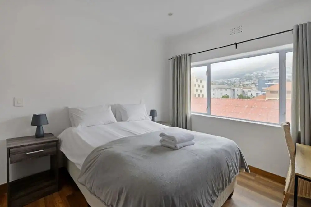 Charming 2-bed Sea Point Retreat Mountain Views, photo 4