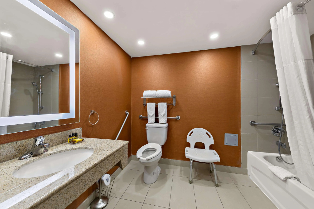 Best Western Plus Toronto North York Hotel & Suites — photo 8