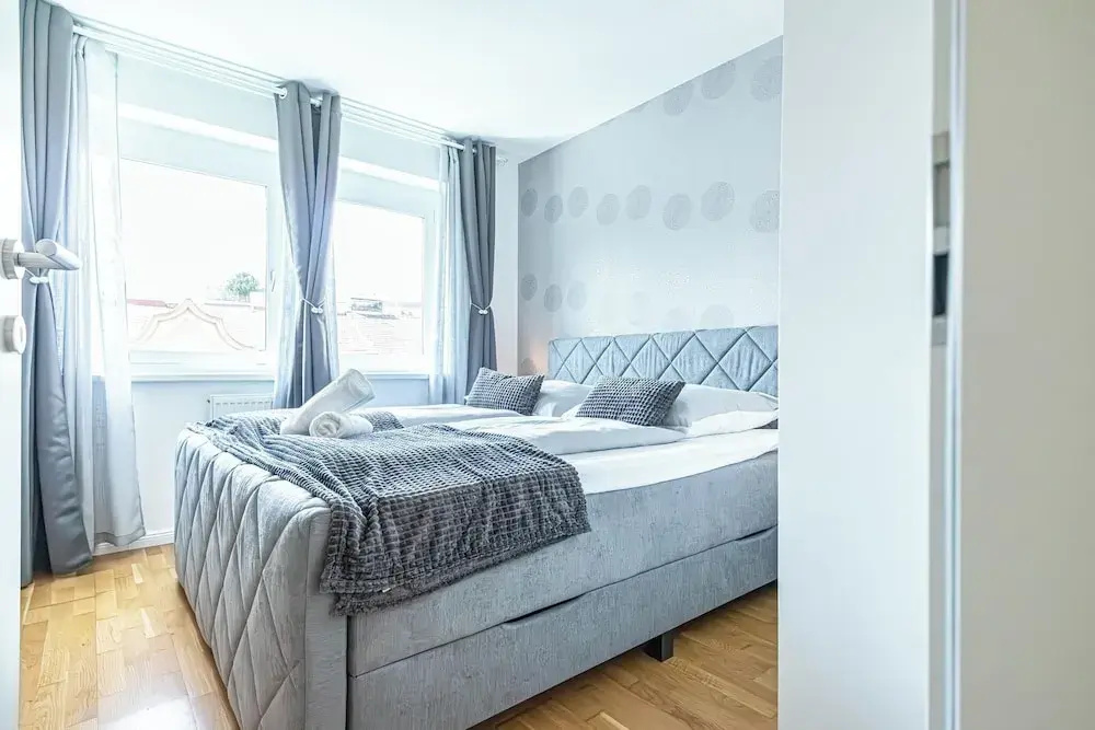 9 Min Metro City Center 1BR 1LR Apt